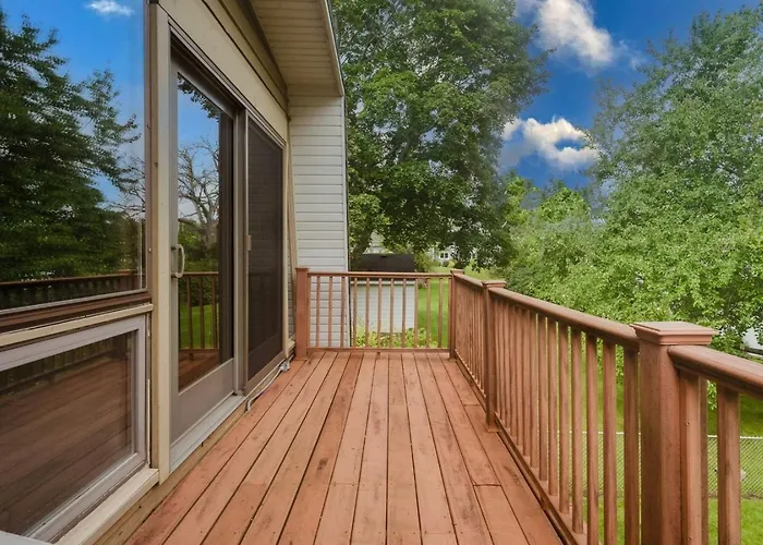 Long Extended Furnished Waterfront Ferienhaus